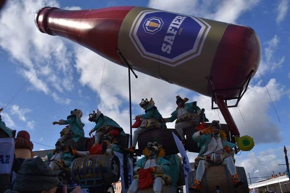 Gigantische replica's van flessen, blikjes en verpakkingen