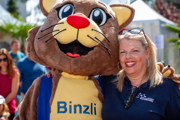 Woman with custom cat mascot Kattenmascotte op een evenement met een gelukkige vrouw