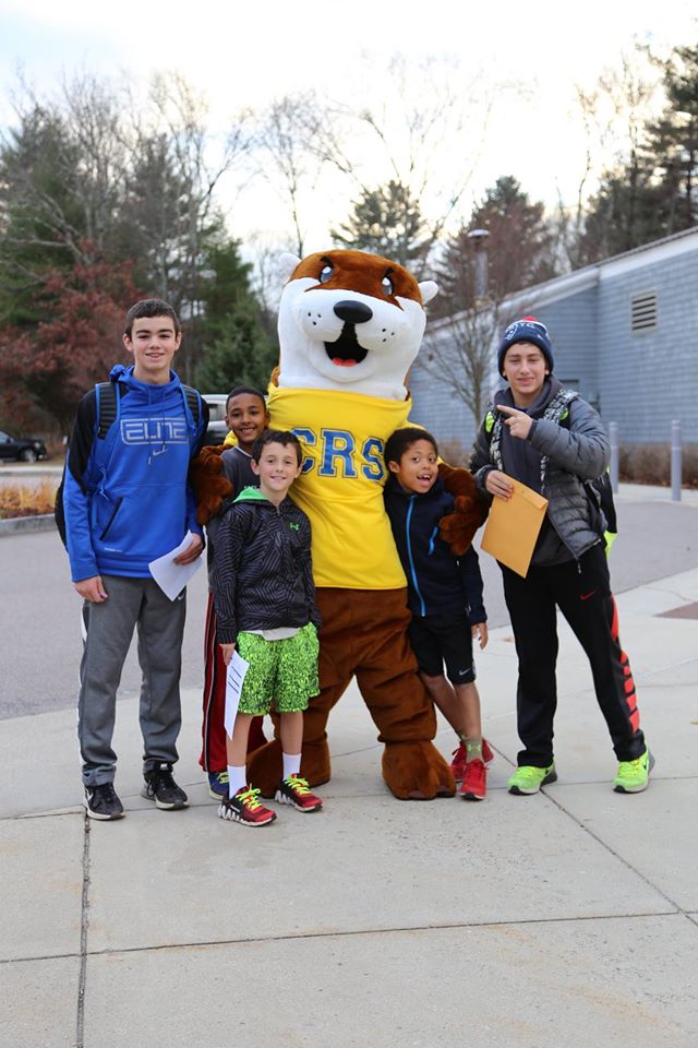 Charles-River-School-Otter-Mascot Mascottes met blije leerlingen