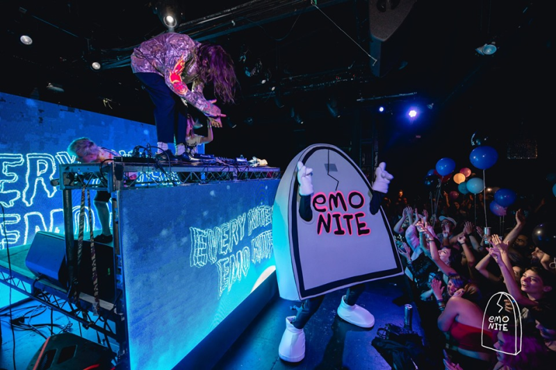 Emo-Nite-Gravestone-Mascot-1 Mascottes schitteren op grote podia