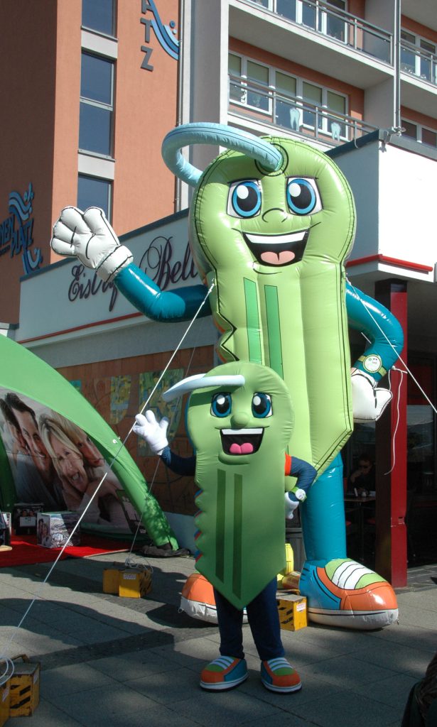Giant-inflatable-Mascot-made-by-Promo-Bears-scaled Grote sleutel opblaasbaar met sleutel mascotte