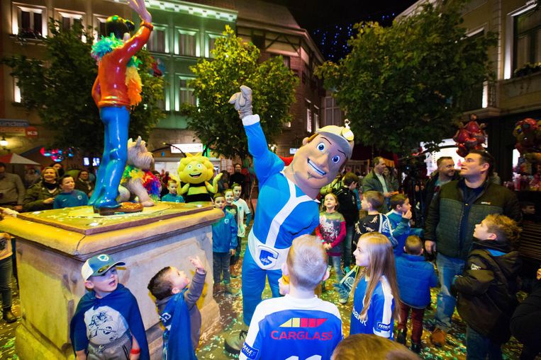 Mascot-at-party