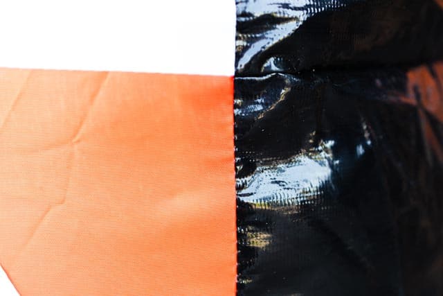 Inflatable Tunnel materials Opblaasbare tunnelmaterialen - buitenkant Oxford 420 D (links) en binnenkant PVC (rechts)
