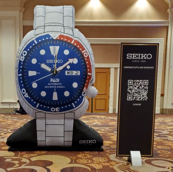 Custom-Inflatable-Product-Replica-Seiko-Watch-Made-by-Promo-Bears- Een grote opblaasbare replica van je product trekt de aandacht van beursbezoekers