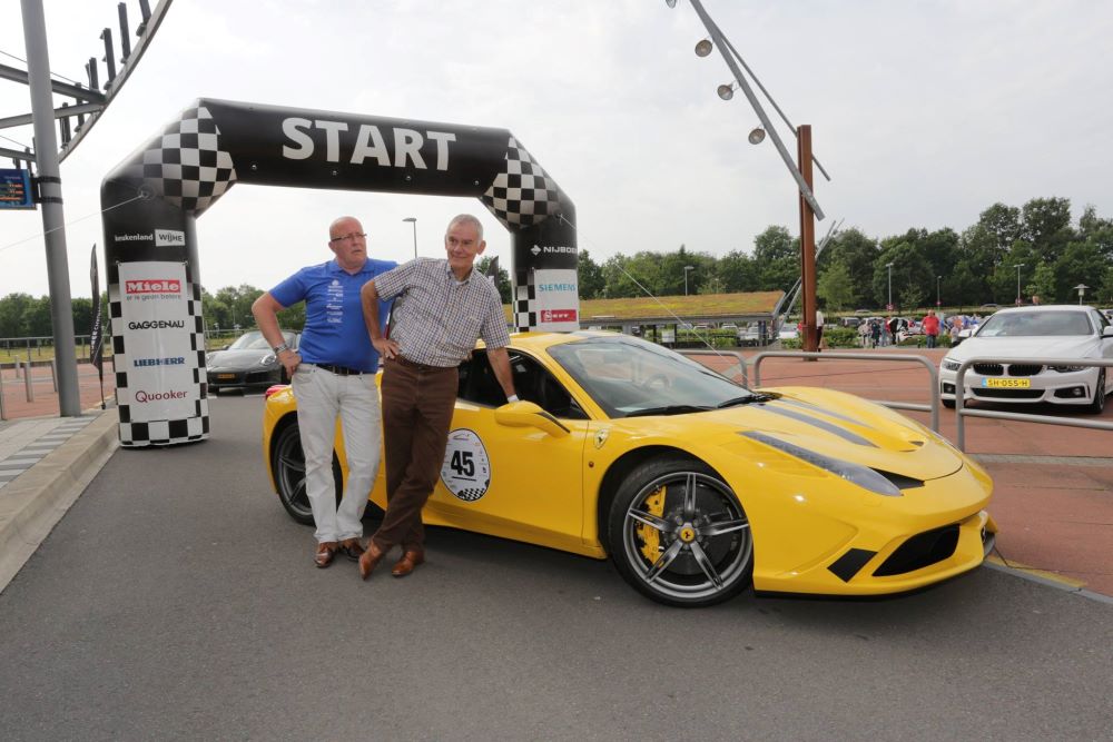 Een aangepaste startboog voor een auto-evenement