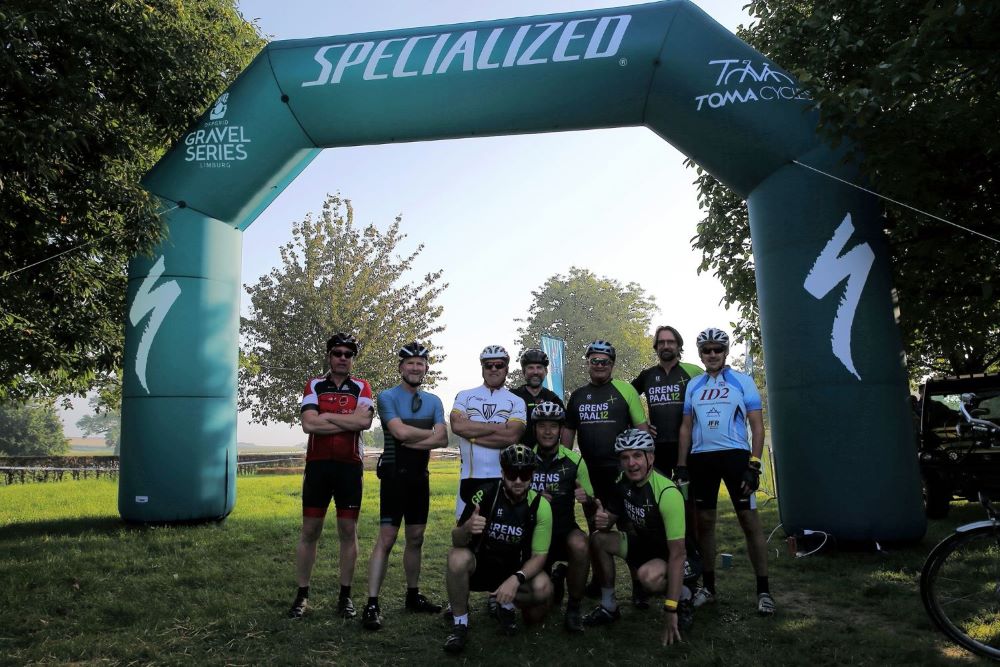 Een op maat gemaakte finishboog voor een sportevenement met sponsoropdruk