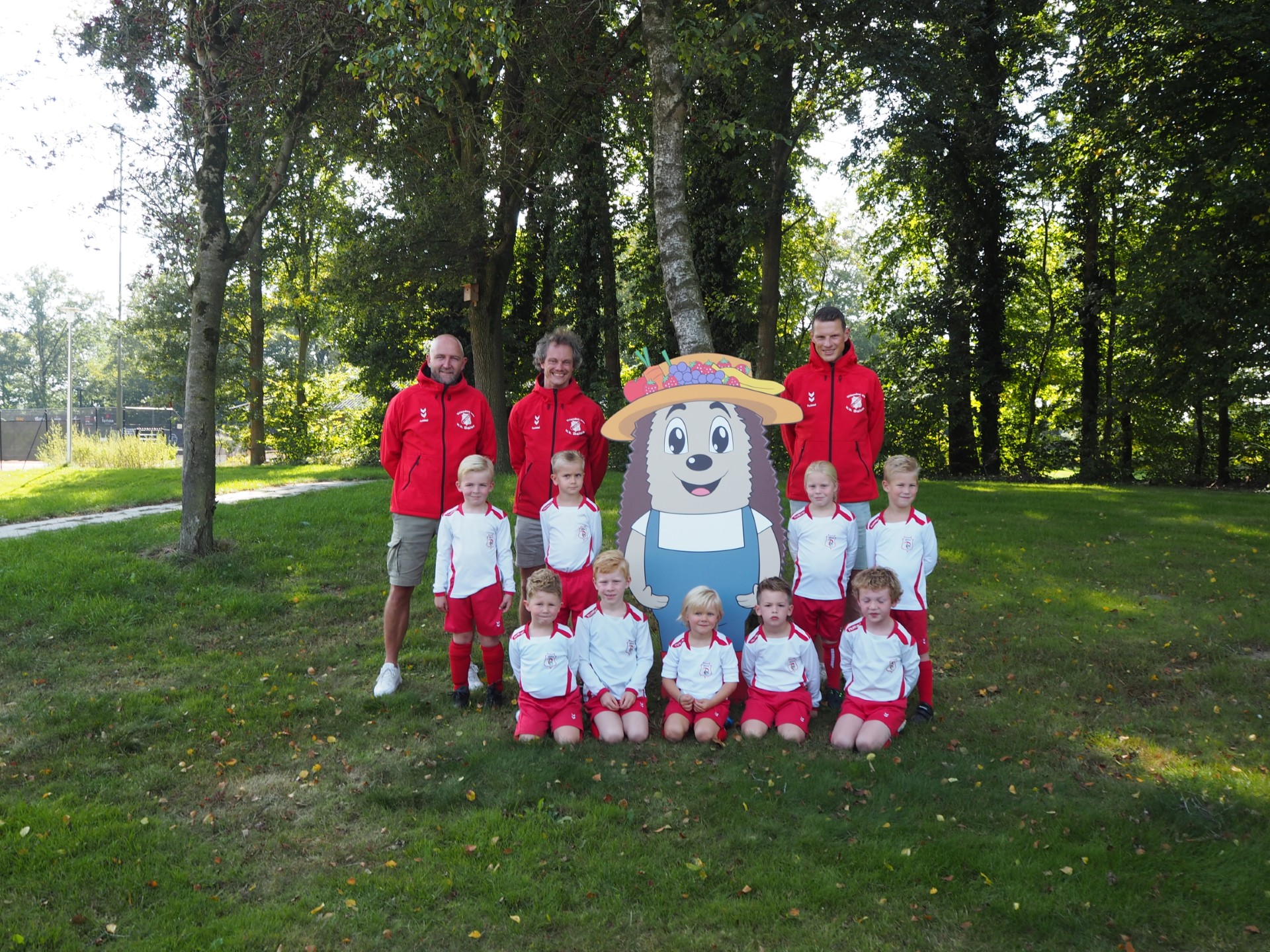 Dappie op teamfoto jongste jeugd VV Dalen Mascotte Dappie Dalen