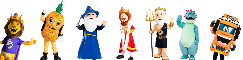 Groepsfoto van zeven kleurrijke mascotte pakken: een leeuw met kroon, een ananas, een tovenaar, Sinterklaas, koning Neptunus, een groene draak en een oranje vrachtwagen mascotte.