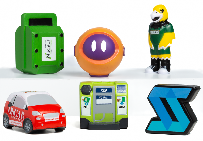 Sterssball-Referenzen Voorbeelden van custom stressballen van Promo Bears, met unieke vormen zoals een auto, een machine en een karakterontwerp — creatieve promotionele stressballen met logo, volledig op maat gemaakt.